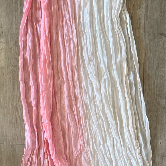 💥4/$25💥 Lightweight Ombré Pink Scarf - Picture 3 of 5